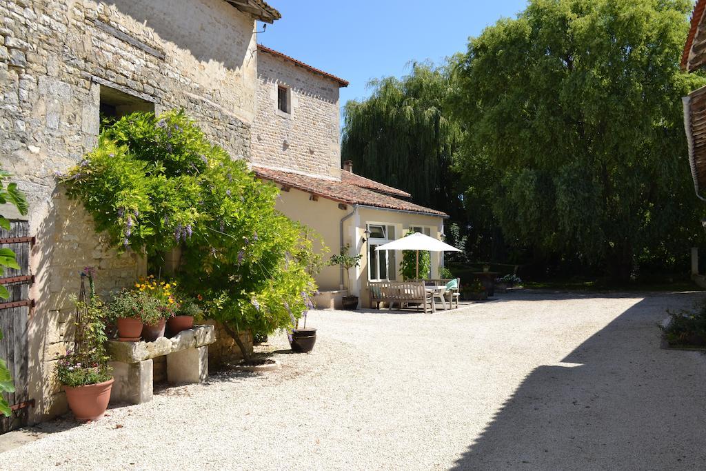 Le Moulin De Lusseau Bed and Breakfast Chef-Boutonne Esterno foto