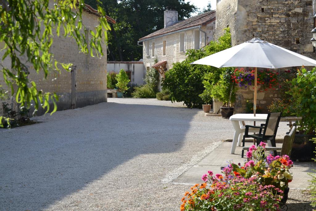 Le Moulin De Lusseau Bed and Breakfast Chef-Boutonne Esterno foto